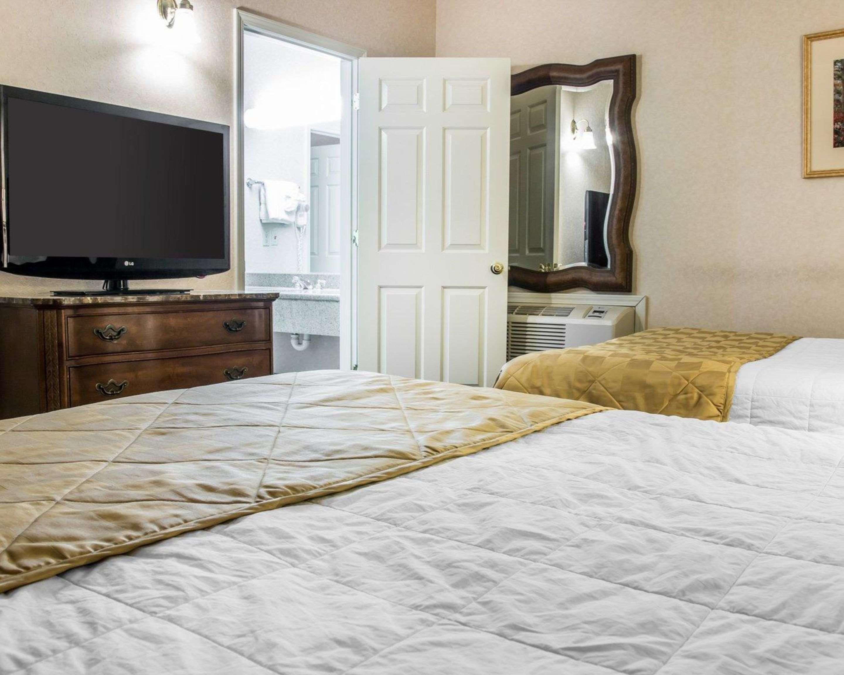 Clarion Hotel Beachfront Mackinaw City Ngoại thất bức ảnh