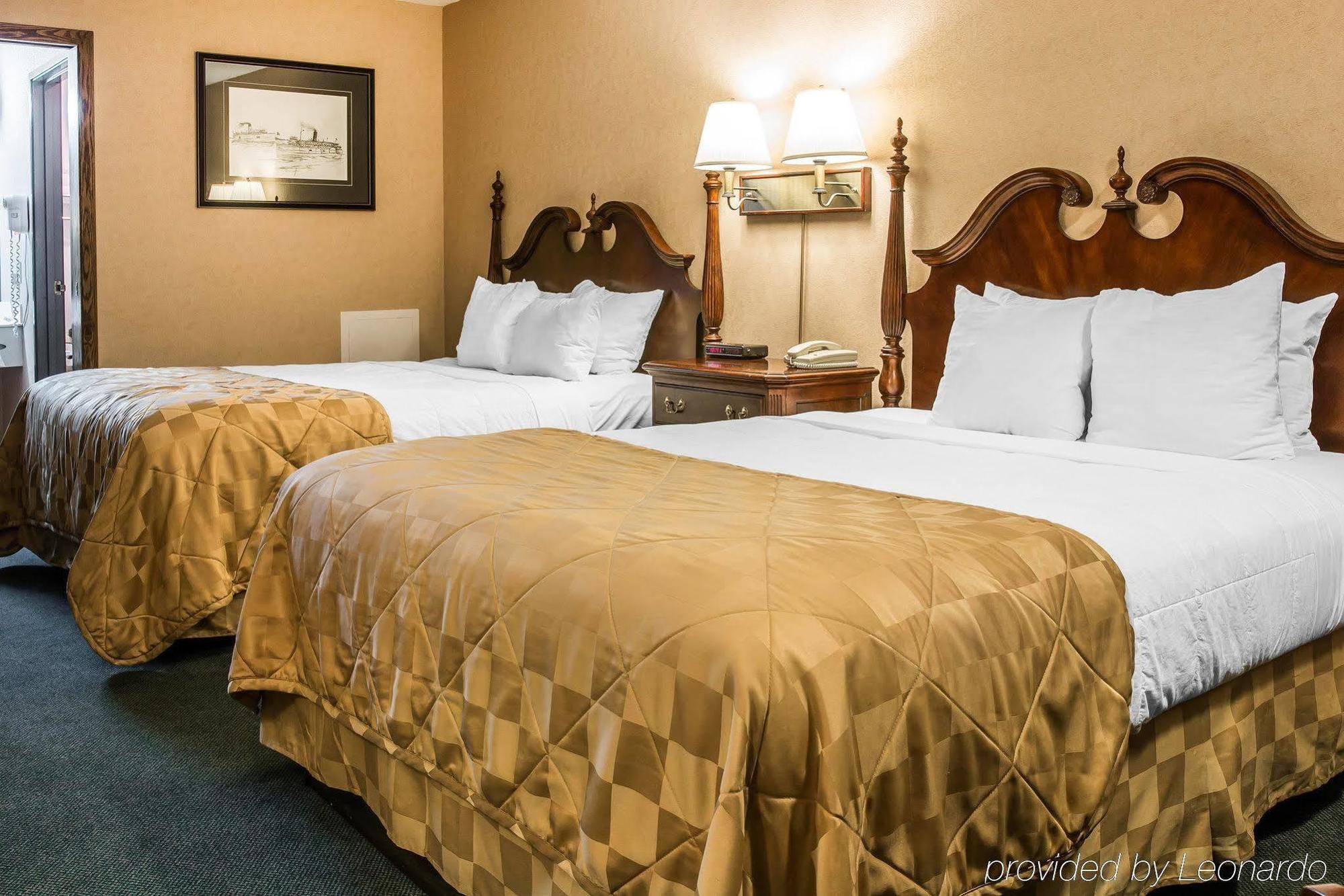 Clarion Hotel Beachfront Mackinaw City Ngoại thất bức ảnh