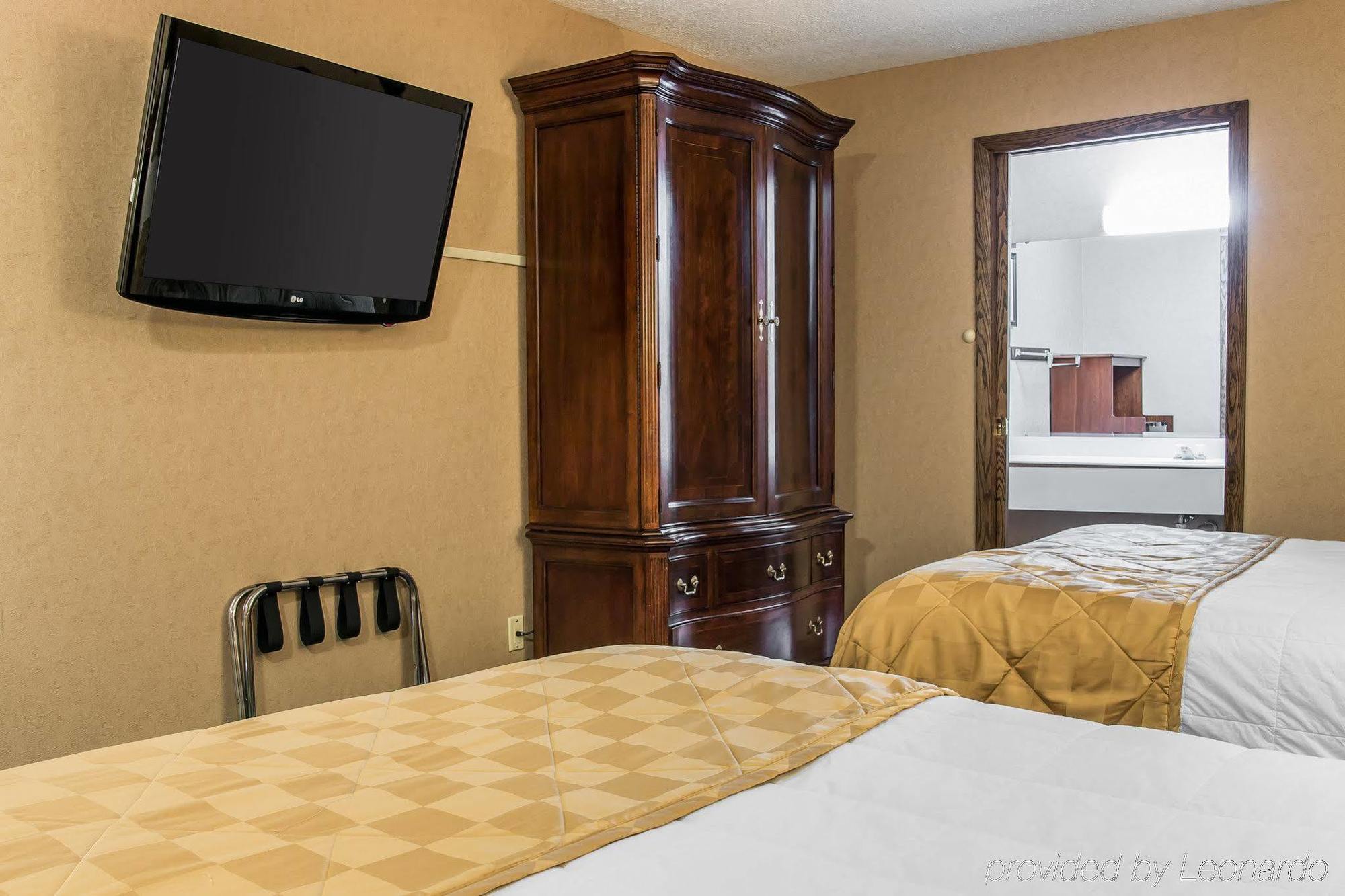 Clarion Hotel Beachfront Mackinaw City Ngoại thất bức ảnh